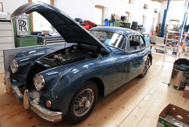 Jaguar XK 150 FHC = Fixed Head Coupe - in der Werkstatt des Rolls-Royce Museums in Dornbirn, Vorarlberg, Österreich