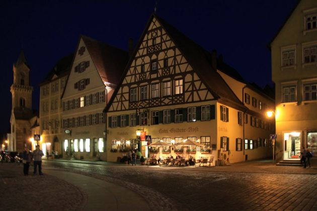 Dinkelsbühl - Marktplatz mit Karmeliterkloster zur Blauen Stunde Dinkelsbühl - Marktplatz mit Karmeliterkloster zur Blauen Stunde
