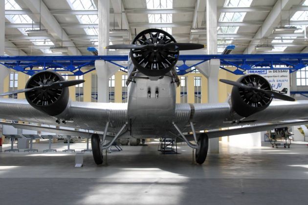 Die Junkers JU 52/3m vor der inszenierten Fassade des Flughafens Berlin-Tempelhof Die Junkers JU 52/3m vor der inszenierten Fassade des Flughafens Berlin-Tempelhof
