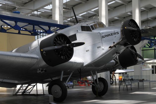 Die Junkers JU 52/3m vor der inszenierten Fassade des Flughafens Berlin-Tempelhof