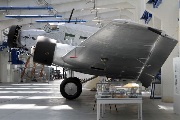 Die Junkers JU 52/3m - prominent im Hangar ausgestellt Die Junkers JU 52/3m - prominent im Hangar ausgestellt