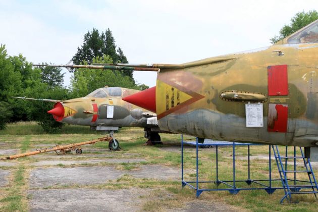  Im Doppelpack Suchoi Su-22 der ehemaligen Volksarmee
