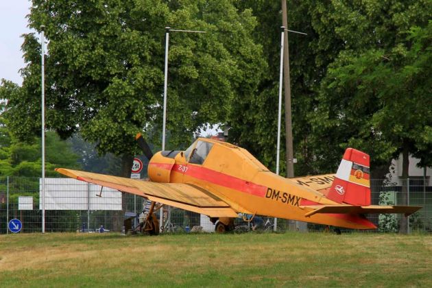Let Z-37 - tschechisches Mehrzweck-Flugzeug an der Einfahrt zum Technikmuseum Hugo Junkers 