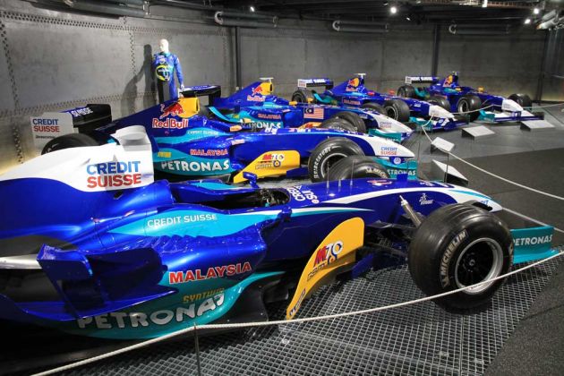 Eine Parade von Sauber Formel 1 Rennwagen in Stahltank der Autobau Erlebniswelt