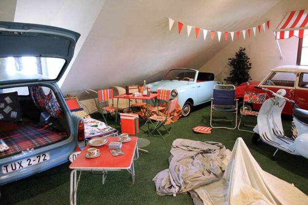 Kleinwagen-Oldies in einer Camping-Ausstellung - Auto & Traktor Museum Bodensee