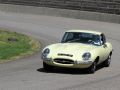 Das Autodrom neben der Cité de l&#039;Automobile in Mulhouse - ein Jaguar Type E auf der Piste