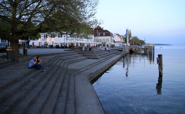 Überlingen am Bodensee - die Seepromenade und Landungsplatz zur Blauen Stunde