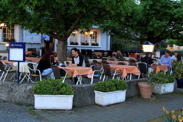 Überlingen am Bodensee - an der Seepromenade zur Blauen Stunde Überlingen am Bodensee - an der Seepromenade zur Blauen Stunde
