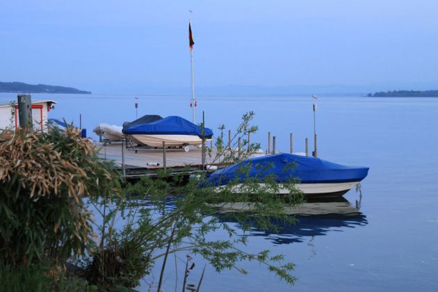 Überlingen am Bodensee - die Seepromenade zur Blauen Stunde Überlingen am Bodensee - die Seepromenade zur Blauen Stunde