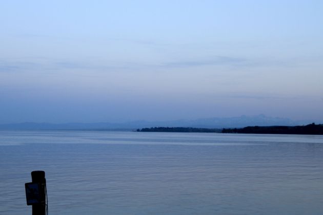 Überlingen am Bodensee - die Seepromenade zur Blauen Stunde Überlingen am Bodensee - die Seepromenade zur Blauen Stunde