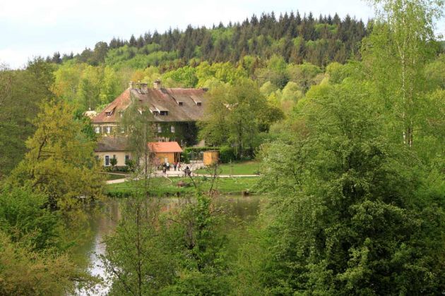 Der Mendlishauser Hof mit Weiher am Affenberg Salem Der Mendlishauser Hof mit Weiher am Affenberg Salem