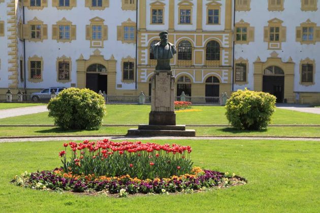 Salem - Denkmal für Prinz Wilhelm von Baden vor dem Schloss Salem Salem - Denkmal für Prinz Wilhelm von Baden vor dem Schloss Salem