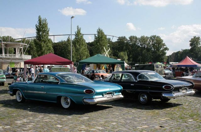 Dodge Dart Pioneer, Baujahr 1961 - die Heckpartie im Doppelpack Dodge Dart Pioneer, Baujahr 1961 - die Heckpartie im Doppelpack