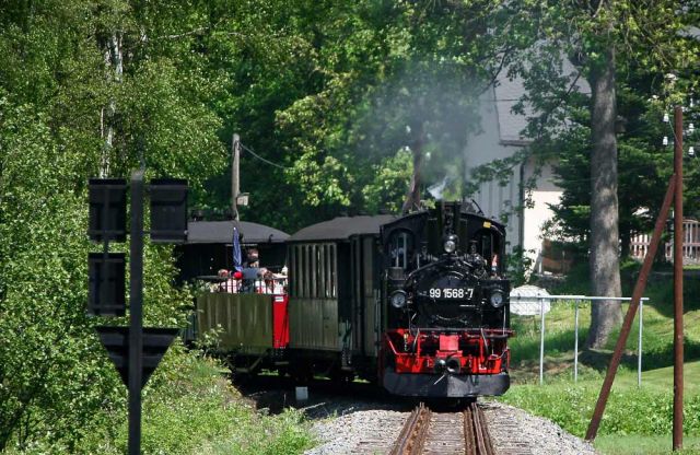 Pressnitztalbahn - die Schmalspur-Dampflok 99 1568-7 mit einem Museumszug vor der Einfahrt in den Bahnhof Schmalzgrube
