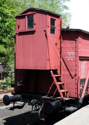 Pressnitztalbahn - das Bremserhäuschen eines historischen  Güterwagens im Bahnhof Schmalzgrube