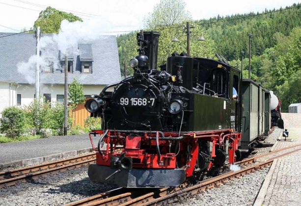 Pressnitztalbahn - die Schmalspur-Dampflok 99 1568-7 mit dem Museumszug im Bahnhof Schmalzgrube
