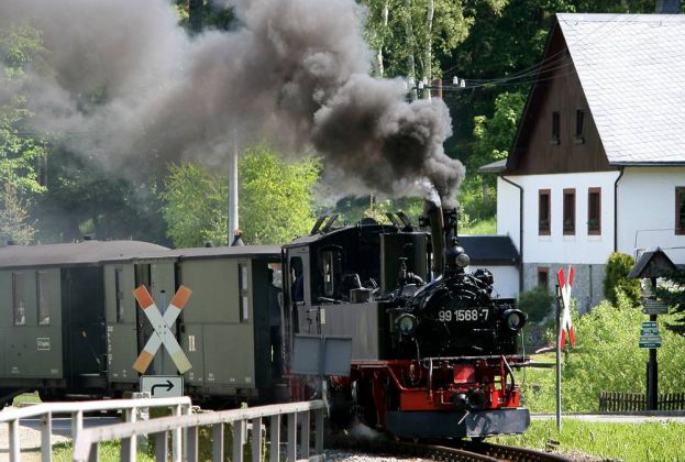 Pressnitztalbahn - die Schmalspur-Dampflok 99 1568-7 mit dem Museumszug während der Abfahrt in Richtung Jöhstadt