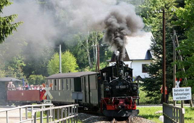 Pressnitztalbahn - die Schmalspur-Dampflok 99 1568-7 mit dem Museumszug während der Abfahrt in Richtung Jöhstadt