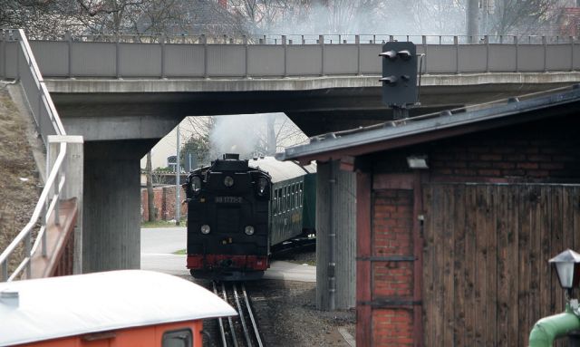 Weißeritztalbahn - der Zug mit der Schmalspur-Dampflok 99 1771-7 läuft in den Bahnhof von Freital-Hainsberg ein Weißeritztalbahn - der Zug mit der Schmalspur-Dampflok 99 1771-7 läuft in den Bahnhof von Freital-Hainsberg ein