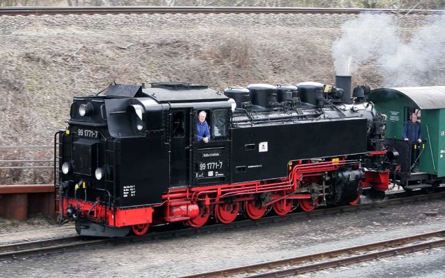 Weißeritztalbahn - die Schmalspur-Dampflok 99 1771-7 der Gattung Sächsische VII K Neubau im Bahnhof von Freital-Hainsberg Weißeritztalbahn - die Schmalspur-Dampflok 99 1771-7 der Gattung Sächsische VII K Neubau im Bahnhof von Freital-Hainsberg