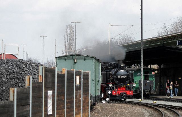 Weißeritztalbahn - die Schmalspur-Dampflok 99 1771-7 auf Rangierfahrt im Bahnhof von Freital-Hainsberg Weißeritztalbahn - die Schmalspur-Dampflok 99 1771-7 auf Rangierfahrt im Bahnhof von Freital-Hainsberg