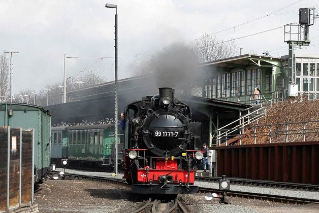 Weißeritztalbahn - die Schmalspur-Dampflok 99 1771-7 auf Rangierfahrt im Bahnhof von Freital-Hainsberg Weißeritztalbahn - die Schmalspur-Dampflok 99 1771-7 auf Rangierfahrt im Bahnhof von Freital-Hainsberg