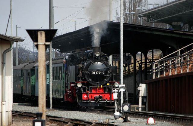 Weißeritztalbahn - der Dampfzug mit der Schmalspur-Dampflok 99 1771-7 verlässt den Bahnhof Freital-Hainsberg in Richtung Kurort Kipsdorf Weißeritztalbahn - der Dampfzug mit der Schmalspur-Dampflok 99 1771-7 verlässt den Bahnhof Freital-Hainsberg in Richtung Kurort Kipsdorf