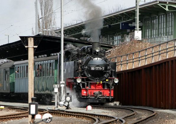 Weißeritztalbahn - der Dampfzug mit der Schmalspur-Dampflok 99 1771-7 verlässt den Bahnhof Freital-Hainsberg in Richtung Kurort Kipsdorf Weißeritztalbahn - der Dampfzug mit der Schmalspur-Dampflok 99 1771-7 verlässt den Bahnhof Freital-Hainsberg in Richtung Kurort Kipsdorf