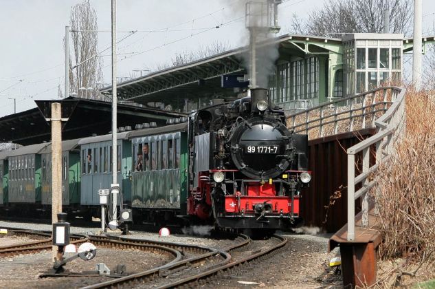 Weißeritztalbahn - der Dampfzug mit der Schmalspur-Dampflok 99 1771-7 verlässt den Bahnhof Freital-Hainsberg in Richtung Kurort Kipsdorf Weißeritztalbahn - der Dampfzug mit der Schmalspur-Dampflok 99 1771-7 verlässt den Bahnhof Freital-Hainsberg in Richtung Kurort Kipsdorf