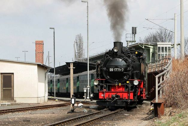 Weißeritztalbahn - der Dampfzug mit der Schmalspur-Dampflok 99 1771-7 verlässt den Bahnhof Freital-Hainsberg in Richtung Kurort Kipsdorf Weißeritztalbahn - der Dampfzug mit der Schmalspur-Dampflok 99 1771-7 verlässt den Bahnhof Freital-Hainsberg in Richtung Kurort Kipsdorf