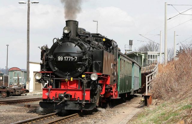 Weißeritztalbahn - der Dampfzug mit der Schmalspur-Dampflok 99 1771-7 verlässt den Bahnhof Freital-Hainsberg in Richtung Kurort Kipsdorf Weißeritztalbahn - der Dampfzug mit der Schmalspur-Dampflok 99 1771-7 verlässt den Bahnhof Freital-Hainsberg in Richtung Kurort Kipsdorf