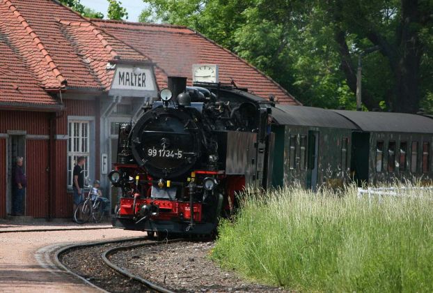 Weißeritztalbahn - der Dampfzug mit der Schmalspur-Dampflok 99 1734-5 läuft in den Bahnhof Malter ein Weißeritztalbahn - der Dampfzug mit der Schmalspur-Dampflok 99 1734-5 läuft in den Bahnhof Malter ein