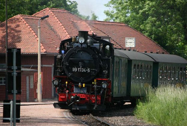 Weißeritztalbahn - der Dampfzug mit der Schmalspur-Dampflok 99 1734-5 läuft in den Bahnhof Malter ein Weißeritztalbahn - der Dampfzug mit der Schmalspur-Dampflok 99 1734-5 läuft in den Bahnhof Malter ein