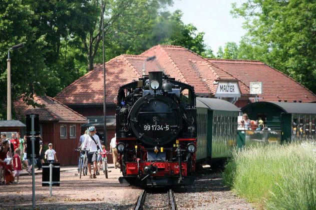 Weißeritztalbahn - der Dampfzug mit der Schmalspur-Dampflok 99 1734-5 hält am Bahnhof Malter Weißeritztalbahn - der Dampfzug mit der Schmalspur-Dampflok 99 1734-5 hält am Bahnhof Malter