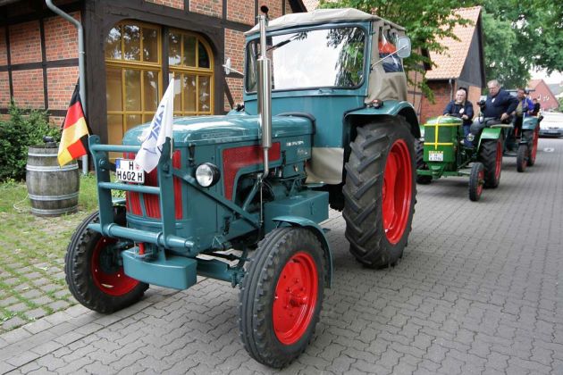 Trecker-Parade zum 100 jährigen Bestehen der Freiwilligen Feuerwehr Steinhude, angeführt vom Hanomag Brillant 600 Trecker-Parade zum 100 jährigen Bestehen der Freiwilligen Feuerwehr Steinhude, angeführt vom Hanomag Brillant 600
