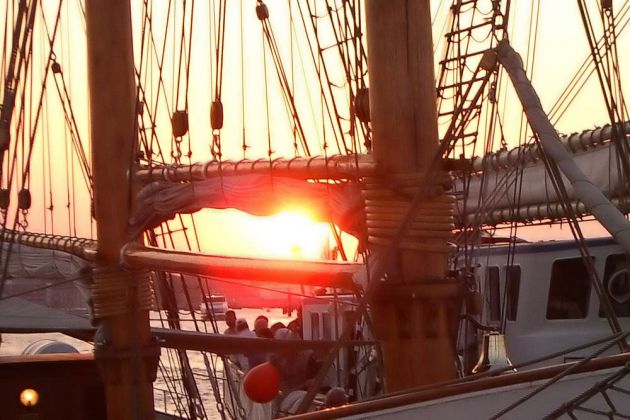Hansesail - der Topsegelschoner Anny zum Sonnenuntergang im Rostocker Stadthafen Hansesail - der Topsegelschoner Anny zum Sonnenuntergang im Rostocker Stadthafen