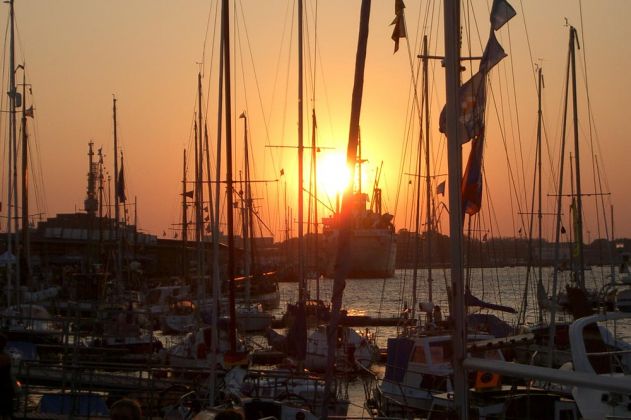 Hansesail - Romantik maritim zum Sonnenuntergang im Rostocker Stadthafen