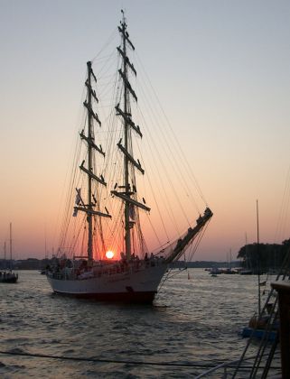 Hansesail - die polnische Brigg Fryderyk Chopin zum Sonnenuntergang im Rostocker Stadthafen Hansesail - die polnische Brigg Fryderyk Chopin zum Sonnenuntergang im Rostocker Stadthafen