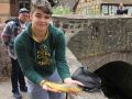 Ein stolzer Angler an der Pont Fortifie mit selbst gefangener Regenbogen-Forelle - Kaysersberg im Elsass