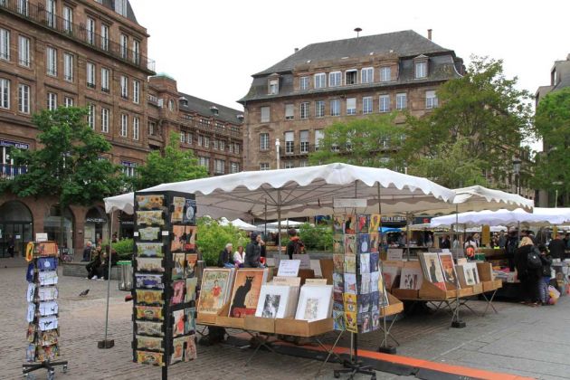 Straßburgs Innenstadt auf der Grande Île - der zentrale Place Kléber mit Flohmarkt-Ständen Straßburgs Innenstadt auf der Grande Île - der zentrale Place Kléber mit Flohmarkt-Ständen