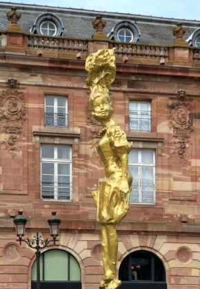 Straßburgs Innenstadt auf der Grande Île - Place Kléber, eine Statue vor der Aubette, der ehemaligen, neoklassizistischen Hauptwache Straßburgs Innenstadt auf der Grande Île - Place Kléber, eine Statue vor der Aubette, der ehemaligen, neoklassizistischen Hauptwache