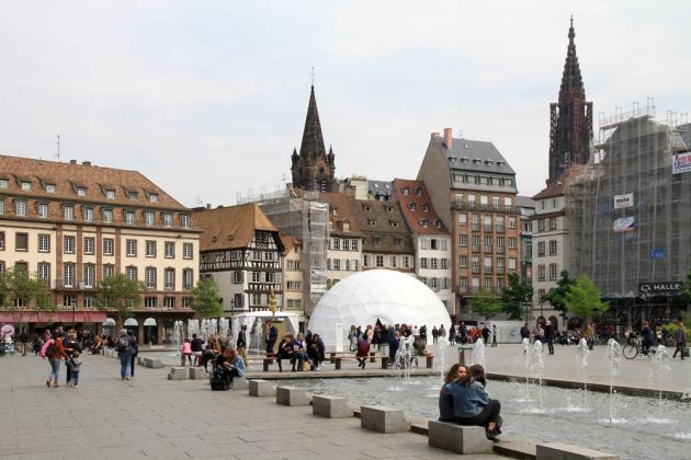 Straßburgs Innenstadt auf der Grande Île - der zentrale Place Kléber, rechts ist der Turm des Straßburger Münsters zu sehen Straßburgs Innenstadt auf der Grande Île - der zentrale Place Kléber, rechts ist der Turm des Straßburger Münsters zu sehen