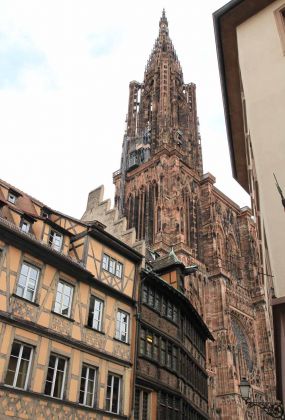 Das Straßburger Münster, die Cathédrale Notre-Dame de Strasbourg - der Blick auf den Nordturm vom Münsterplatz, dem Place de la Cathedrale, aus gesehen Das Straßburger Münster, die Cathédrale Notre-Dame de Strasbourg - der Blick auf den Nordturm vom Münsterplatz, dem Place de la Cathedrale, aus gesehen