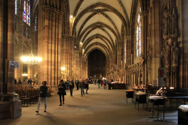 Das Strassburger Münster - das nördliche Seitenschiff in Richtung Westen