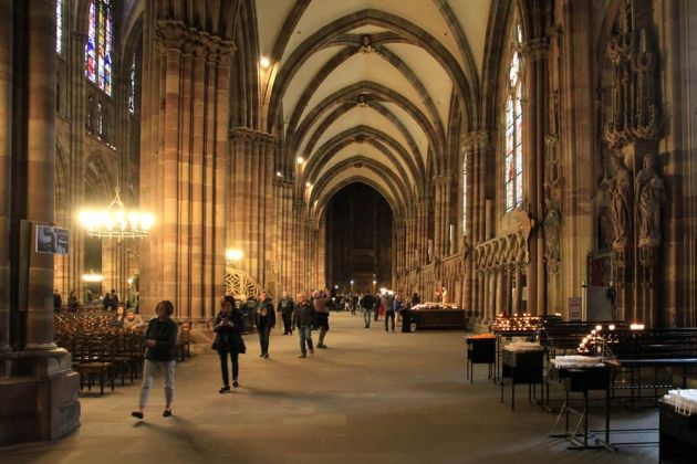 Das Straßburger Münster, die Cathédrale Notre-Dame de Strasbourg - die Innenansicht, das nördliche Seitenschiff Das Straßburger Münster, die Cathédrale Notre-Dame de Strasbourg - die Innenansicht, das nördliche Seitenschiff
