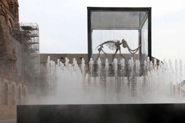 Straßburgs Innenstadt auf der Grande Île - der Brunnen mit einem Mammut auf dem Schlossplatz Straßburgs Innenstadt auf der Grande Île - der Brunnen mit einem Mammut auf dem Schlossplatz