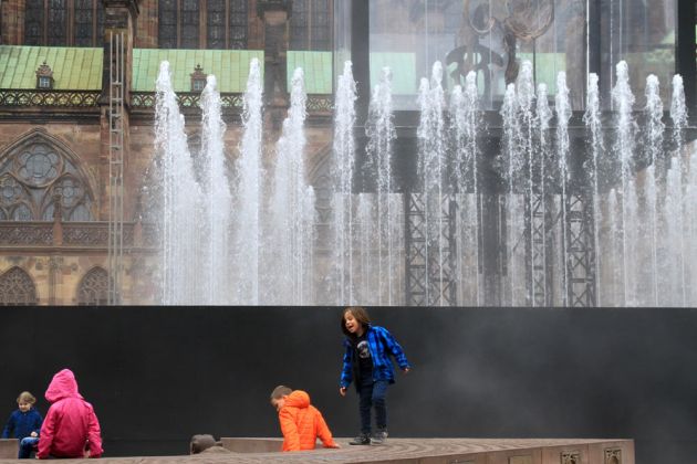Straßburgs Innenstadt auf der Grande Île - der Brunnen mit einem Mammut auf dem Schlossplatz Straßburgs Innenstadt auf der Grande Île - der Brunnen mit einem Mammut auf dem Schlossplatz