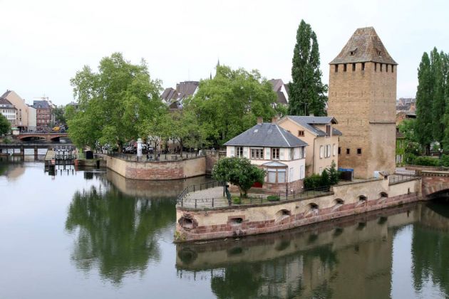 Das Quartier de la Petite France in Straßburg - ein Wehrturm aus dem 14. Jahrhundert an den steinernen Brücken 'Ponts Couverts' Das Quartier de la Petite France in Straßburg - ein Wehrturm aus dem 14. Jahrhundert an den steinernen Brücken 'Ponts Couverts'