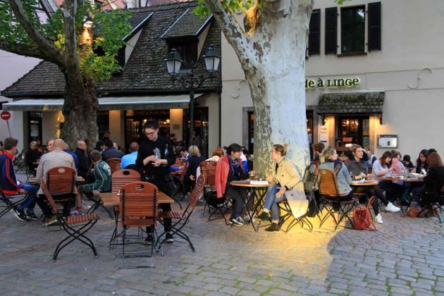 Das Quartier de la Petite France in Straßburg - der Place Benjamin Zix mit der Brasserie La Corde à Linge Das Quartier de la Petite France in Straßburg - der Place Benjamin Zix mit der Brasserie La Corde à Linge