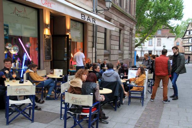 Das Quartier de la Petite France in Straßburg - die Bar 'Golden Gate' in der Rue du Fossé des Tanneurs nahe des Place Benjamin Zix Das Quartier de la Petite France in Straßburg - die Bar 'Golden Gate' in der Rue du Fossé des Tanneurs nahe des Place Benjamin Zix